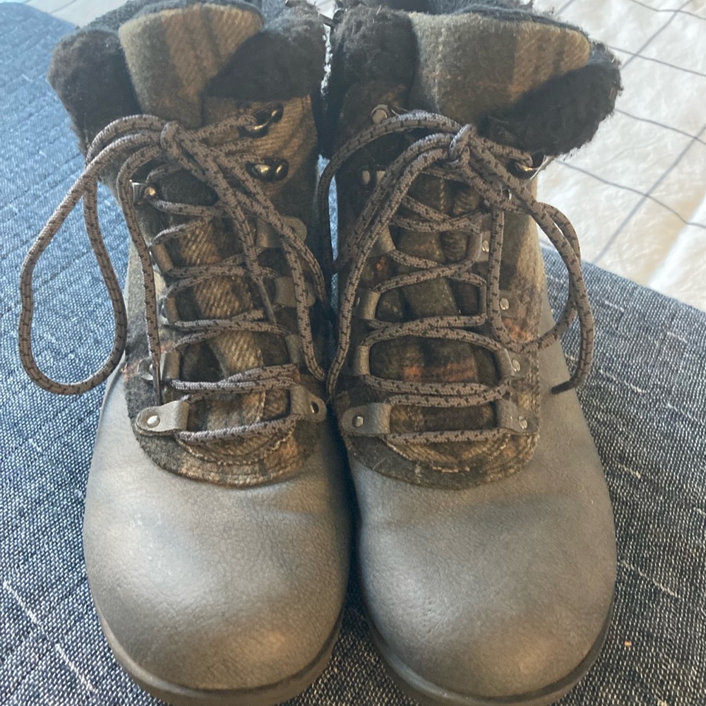 JBU Water Resistant boots- side zipper- memory foam insoles